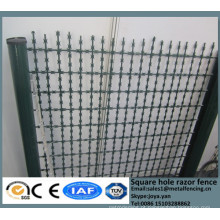 China invólucro de metal grelha de alta segurança quadrada buraco malha painéis de malha de arame campo cerca de fio divisores com lâmina afiada